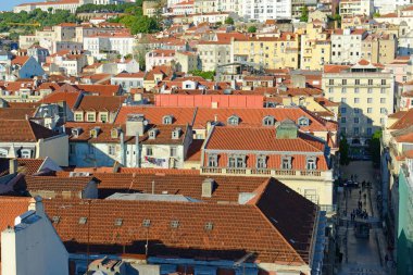 Lizbon 'un Baixa ilçesi, Lizbon, Portekiz' deki Santa Justa Asansörü 'nün (Asansör de Santa Justa) tepesinden. 