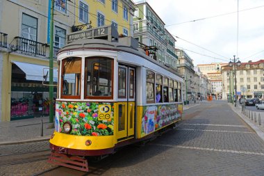 Lizbon, Portekiz 'deki Praca da Figueira Meydanı' nda Antik Tramvay Yolu 12..