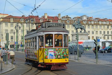 Lizbon, Portekiz 'deki Praca da Figueira Meydanı' nda Antik Tramvay Yolu 12..