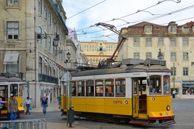 Lizbon, Portekiz 'deki Praca da Figueira Meydanı' nda (İncir Ağacı Meydanı) Antik Tram Yolu 25.