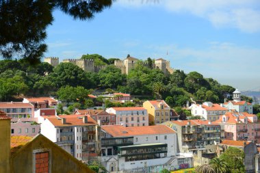 Sao Jorge Kalesi (Portekizce: Castelo de Sao Jorge) ve Lizbon 'un Alfama ilçesi, Portekiz.