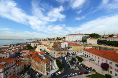 Lizbon Alfama bölgesi silueti ve Tagus Nehri, Santa Engracia Kilisesi 'nin tepesinden, Lizbon, Portekiz.