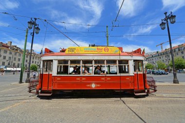 Lizbon, Lizbon 'daki Praca da Figueira' da (İncir Ağacı Meydanı) antik kırmızı turizm tramvayı Colinas de Lisboa (Lizbon Tepeleri).