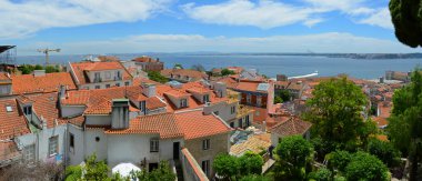Lizbon Alfama bölgesi silueti ve Tagus Nehri hava manzarası manzarası, Lizbon, Portekiz 'deki Castelo de Sao Jorge şehrinden..