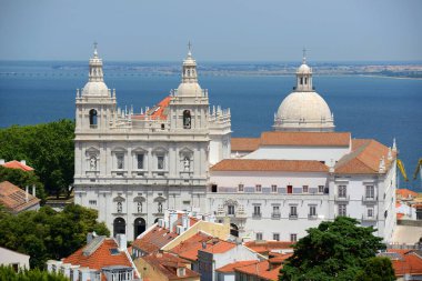 Arka planda Tagus Nehri ile Sao Vicente de Fora ve Santa Engracia Manastırı, Castelo de Sao Jorge, Lizbon, Portekiz.