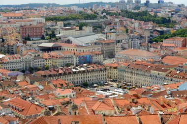 Lizbon Baixa ilçesinin silueti ve Portekiz 'in Lizbon şehrindeki Castelo de Sao Jorge kentinden havadan görünüşü (İncir Ağacı Meydanı) Praca da Figueira.