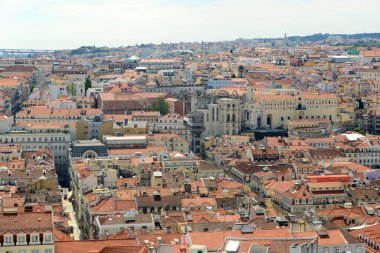 Santa Justa Asansörü (Elevador de Santa Justa) ve Igreja do Carmo, Lizbon, Portekiz 'in tarihi Baixa bölgesinde. Santa Justa Asansörü Raoul Mesnier du Ponsard tarafından Neo-Gotik tarzda inşa edildi.. 