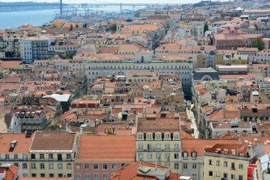 Lizbon Baixa bölgesi silueti ve tarihi binalar Lizbon, Portekiz 'deki Castelo de Sao Jorge kentinden havadan görünüyor..