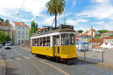 Portekiz 'in Lizbon şehrinin Alfama ilçesindeki Largo Portas Sol istasyonundaki Antik Tramvay Yolu 28..