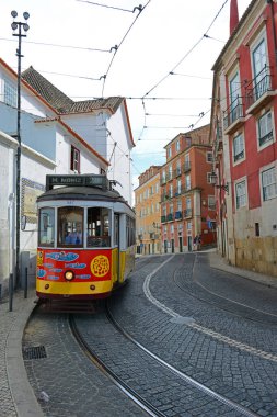 Portekiz 'in Lizbon şehrinin Alfama ilçesindeki Largo Portas Sol istasyonundaki Antik Tramvay Yolu 28..