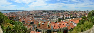 Lizbon Baixa bölgesi silueti ve Portekizce (Portekizce: Ponte 25 de Abril) Tagus Nehri üzerinde Lizbon, Portekiz 'deki Castelo de Sao Jorge kentinden havadan manzara.