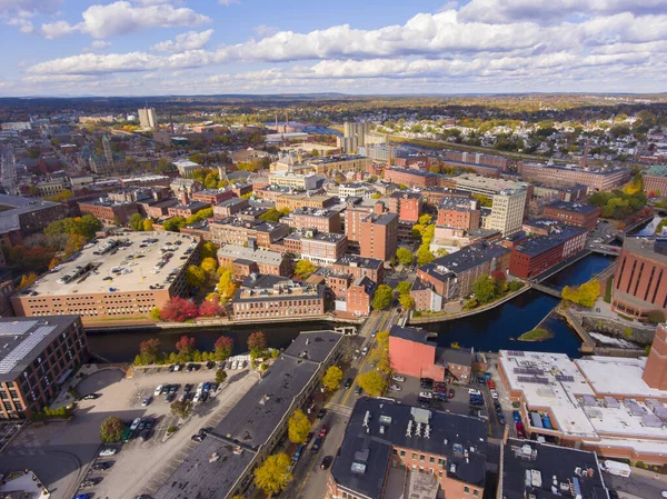 Lowell tarihi şehir merkezi, Canal, Marrimack River ve tarihi Mills hava manzarası Lowell, Massachusetts, MA, ABD 'de sonbaharda.