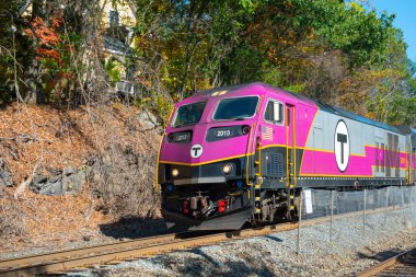 MBTA Banliyö Demiryolu # 2013 MPI HSP46 Wellesley Meydanı İstasyonu, Wellesley, Massachusetts, ABD.