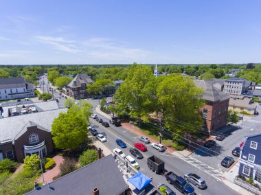 Medfield belediye binasının ana caddedeki hava görüntüsü Boston Metro West bölgesindeki Medfield şehir merkezinde, Massachusetts MA, ABD.