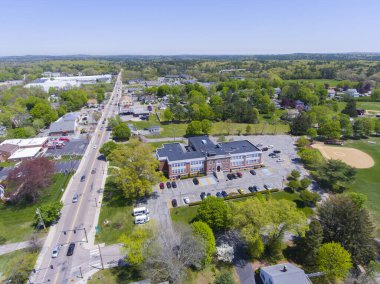 Millis belediye binasının Boston Metro West bölgesindeki Millis şehir merkezindeki havadan görüntüsü, MA, ABD.