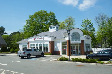 Massachusetts, MA, ABD 'de Boston Metro West bölgesinde Millis' in şehir merkezinde bulunan Needham Bankası 'nın tarihi eseri..