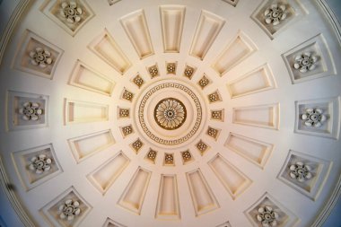 Birleşik İlk Kilise 'nin Tavanı. Bu kilise 1828 yılında Quincy, Massachusetts, ABD 'de inşa edilmiştir. Başkan John Adams ve John Quincy Adams kilisenin altındaki aile mezarlığına gömüldü.. 