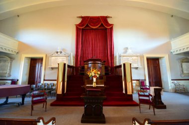 Birleşik Kilise Kilisesi 'nin sunağı. Bu kilise 1828 yılında Quincy, Massachusetts, ABD 'de inşa edilmiştir. Başkan John Adams ve John Quincy Adams kilisenin altındaki aile mezarlığına gömüldü.. 