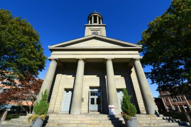 United First Parish Kilisesi 1828 yılında Massachusetts MA, ABD 'de Quincy şehir merkezinde inşa edilmiştir. Başkan John Adams ve John Quincy Adams kilisenin altındaki aile mezarlığına gömüldü.. 