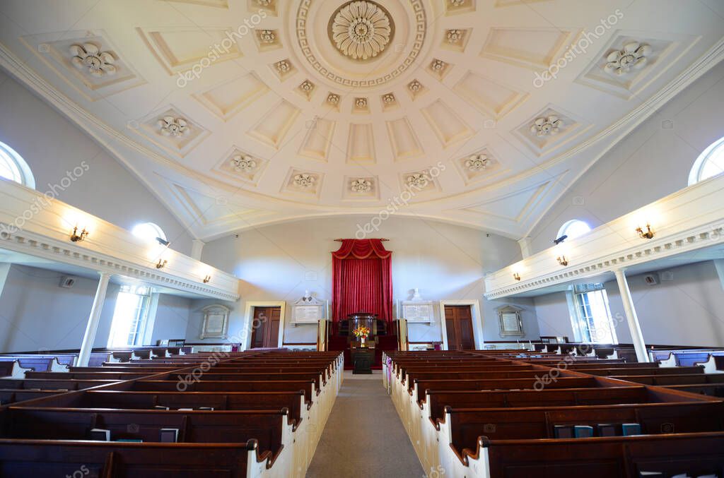 Altar of United First Parish Church (en inglés). Esta iglesia fue construida en 1828 en el centro de Quincy, Massachusetts, Estados Unidos. Los presidentes John Adams y John Quincy Adams están enterrados Altar of United First Parish Church (en inglés). Esta iglesia fue construida en 1828 en el centro de Quincy, Massachusetts, Estados Unidos. Los presidentes John Adams y John Quincy Adams están enterrados