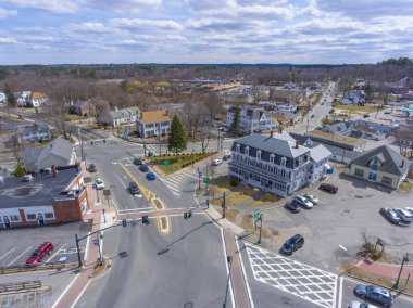 Chelmsford tarihi şehir merkezi baharda Town Common ve Central Square hava sahası, Chelmsford, Massachusetts, MA, ABD.