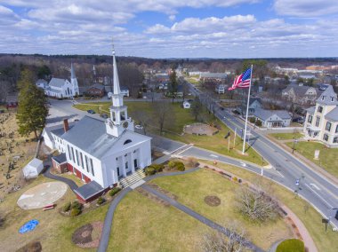 İlki Parish Unitarian Kilisesi ve ilkbaharda tarihi şehir merkezinde bulunan Town Common hava manzarası, Chelmsford, Massachusetts, MA, ABD.