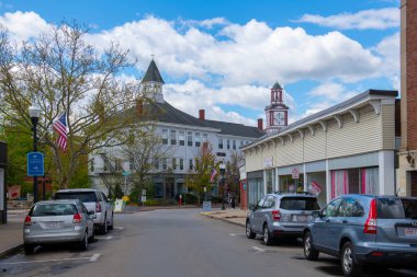 Yazın Maynard 'ın ana caddesi yakınlarındaki Nason Caddesi' ndeki tarihi ticari bina, Maynard, Massachusetts MA, ABD.