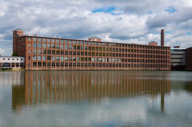 Tarihsel Assabet Yün Değirmeni, 1847 'de Maynard' daki Assabet Nehri üzerinde ana caddede inşa edilmiş tarihi kent merkezi, Maynard, Massachusetts MA, ABD.