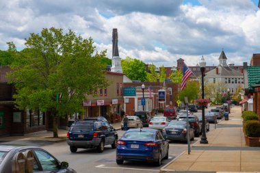 Yazın Maynard 'ın ana caddesi yakınlarındaki Nason Caddesi' ndeki tarihi ticari bina, Maynard, Massachusetts MA, ABD.