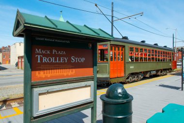 New Orleans Tramvayı # 966, Mack Plaza Trolley Durağı Lowell Ulusal Tarihi Sitesi, Lowell Caddesi, Massachusetts, MA, ABD.