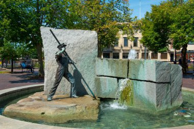 Lowell Heritage State Park 'taki Mack Plaza' nın İşçi Heykeli, Massachusetts, MA, ABD.