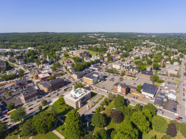 Waltham City Hall ve Central Square Historic District hava manzaralı Waltham, Massachusetts, MA, ABD.