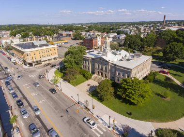 Waltham Belediye Binası ve şehir merkezi. Waltham, Massachusetts, MA, ABD 'de arka planda gökyüzü manzaralı..