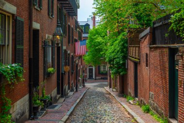 Boston, Massachusetts MA, ABD 'nin tarihi şehir merkezinde Beacon Hill' de kaldırım taşı ve tarihi sıra evleri olan Acorn Caddesi.. 
