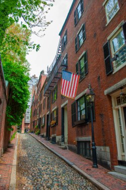 Boston, Massachusetts MA, ABD 'nin tarihi şehir merkezinde Beacon Hill' de kaldırım taşı ve tarihi sıra evleri olan Acorn Caddesi.. 