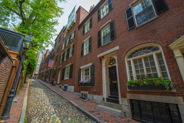 Acorn Street with cobblestone and historic row houses on Beacon Hill in historic city center of Boston, Massachusetts MA, USA.