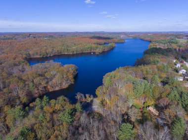 Ashland Reservoir hava görüntüsü ve Ashland State Park 'ta sonbahar yeşillikleri Massachusetts MA, ABD. 