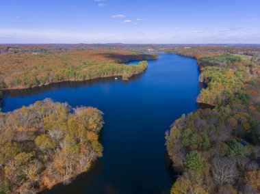 Ashland Reservoir hava görüntüsü ve Ashland State Park 'ta sonbahar yeşillikleri Massachusetts MA, ABD. 