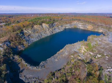 Ashland, Massachusetts MA, ABD 'deki Ashland State Park' ta sonbahar yeşillikleriyle birlikte toplam göl manzarası.. 