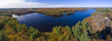 Ashland Reservoir hava manzaralı sonbahar yeşilliği ile Ashland State Park 'ta Massachusetts MA, ABD. 