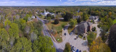 Washington Caddesi 'ndeki Sherborn şehir merkezi hava manzaralı panorama. Boston Metro Batı Bölgesi, Massachusetts MA, ABD.