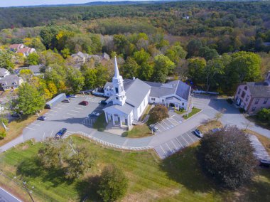 Washington Caddesi 'ndeki Unitarian Universalist Area Church hava manzarası tarihi şehir merkezinde sonbaharda, Sherborn, Boston Metro West bölgesi, Massachusetts MA, ABD.