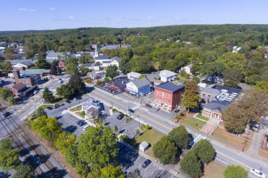 Ashland şehir merkezi hava manzarası, Ashland, Massachusetts MA, ABD 'deki Federal Kilise ve belediye binası da dahil..