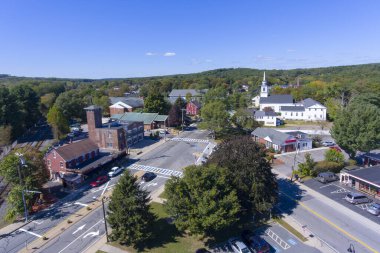Ashland şehir merkezi hava manzarası, Ashland, Massachusetts MA, ABD 'deki Federal Kilise ve belediye binası da dahil..