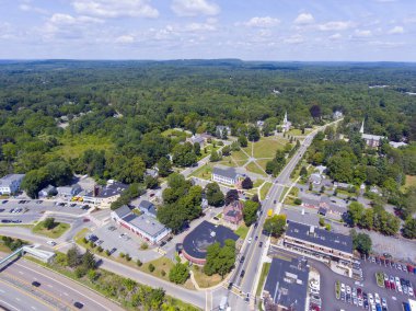 Framingham, Massachusetts MA, ABD 'deki Framingham Ortak Tarih Bölgesi' ndeki First Parish Kilisesi 'nin hava görüntüsü.