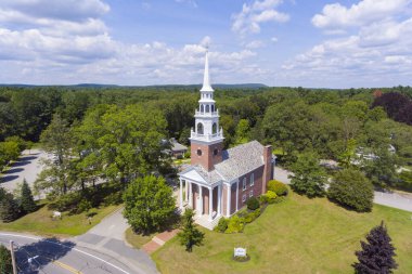 Framingham, Massachusetts MA, ABD 'deki Framingham Ortak Tarih Bölgesi' ndeki First Parish Kilisesi 'nin hava manzarası.