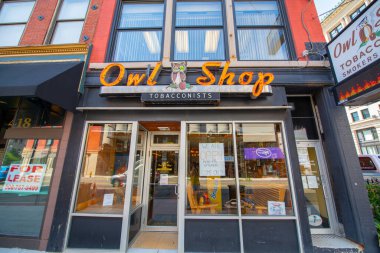 Worcester, Massachusetts MA şehir merkezindeki belediye binası yakınlarındaki 414 ana caddedeki Baykuş Dükkanı Tütüncüleri.. 