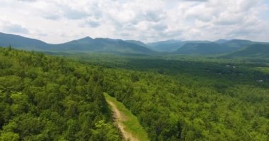 Beyaz Dağ Ulusal Ormanı, Bartlett, New Hampshire NH, ABD 'de Attitash Dağı Resort hava manzarası.