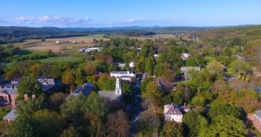 Deerfield Köyü 'nün hava manzarası Deerfield, Massachusetts MA, ABD' nin merkezindeki eski ana caddede sonbaharda görüldü.. 