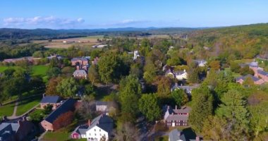 Deerfield Köyü 'nün hava manzarası Deerfield, Massachusetts MA, ABD' nin merkezindeki eski ana caddede sonbaharda görüldü.. 